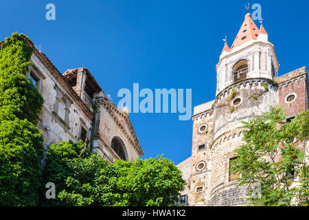 Reisen nach Italien - Blick auf die Kirche der Apostel Petrus und Paulus (Chiesa SS Apostoli Pietro e Paolo) in Castiglione di Sicilia Stadt in Sizilien Stockfoto