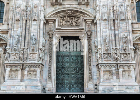 Dom von Mailand, Italien. Detail der Fassade und der Haupteingang der Kathedrale von Mailand in Domplatz Stockfoto