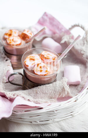 Heiße Schokolade mit rosa gebratene marshmallows Stockfoto