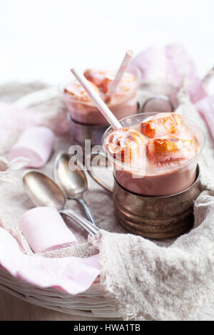 Heiße Schokolade mit rosa gebratene marshmallows Stockfoto