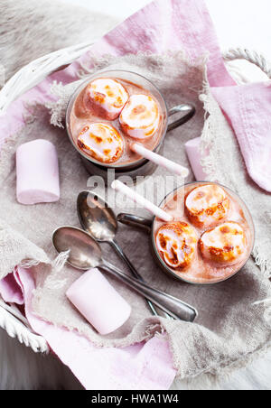 Heiße Schokolade mit rosa gebratene marshmallows Stockfoto