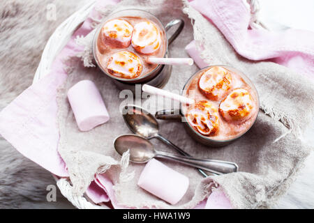 Heiße Schokolade mit rosa gebratene marshmallows Stockfoto