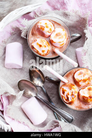 Heiße Schokolade mit rosa gebratene marshmallows Stockfoto