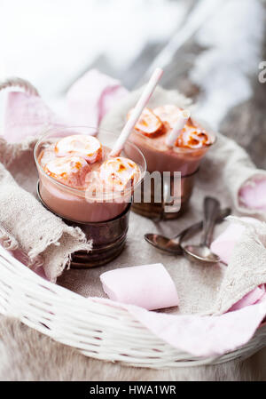 Heiße Schokolade mit rosa gebratene marshmallows Stockfoto