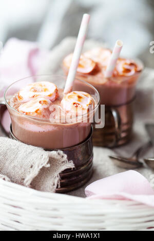 Heiße Schokolade mit rosa gebratene marshmallows Stockfoto