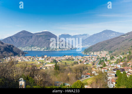 Lago di Lugano, Porto Ceresio, Italien. Malerische Luftaufnahme von Porto Ceresio und Besano. Im Hintergrund der Schweiz mit Marcote und Melide Stockfoto