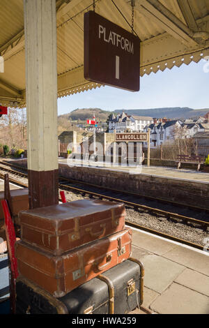Die Stadt von Llangollen und Brücke über den Fluss Dee von der Plattform des historischen Bahnhofs betrachtet Stockfoto