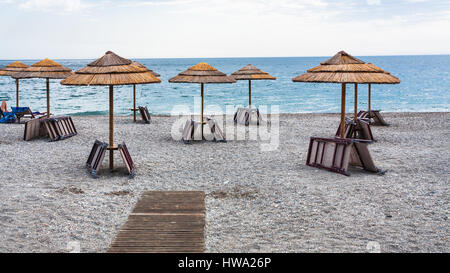 Reisen Sie nach Italien - Strand Marina di Cottone am Ionischen Meer in Sizilien im bewölkten Tag Stockfoto