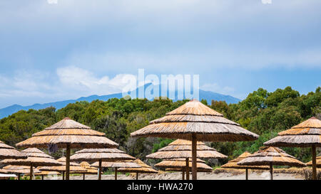 Reisen nach Italien - Blick auf Mount Etna von San Marco Strand in der Nähe von Fiumefreddo di Sicilia in Sizilien Stockfoto