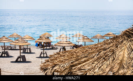 Reisen Sie nach Italien - Stroh Sonnenschirme am Strand von San Marco am Ionischen Meer in Sizilien Stockfoto