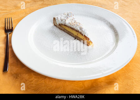 Reisen nach Italien, italienische Küche - traditionelle sizilianische süße Zitrone Kuchen auf weißen Teller in Sizilien Stockfoto