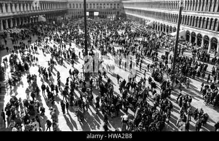 Menschenmengen versammelten sich in Markusplatz entfernt, Venedig, Italien in Monochrom Stockfoto