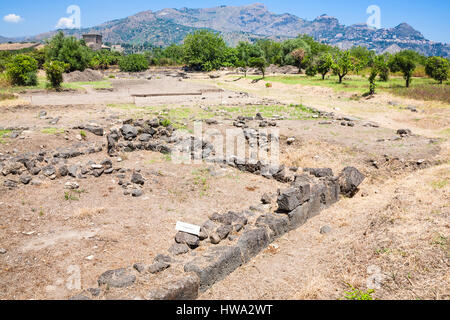 Reisen Sie nach Italien - Ruinen in Naxos archäologischen Park in Giardini Naxos-Stadt in Sizilien Stockfoto