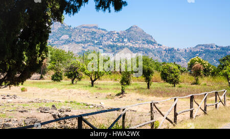 Reisen Sie nach Italien - Ansicht der Ruinen in Naxos archäologischen Park in Giardini Naxos-Stadt und Taotmina Stadt am Berg in Sizilien Stockfoto