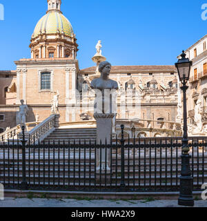 Reisen Sie nach Italien - Skulpturen und Praetorian-Brunnen (Fontana Pretoria) auf Piazza Pretoria in Stadt Zentrum von Palermo in Sizilien Stockfoto