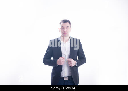 Studioaufnahme jungen entschlossenen Geschäftsmann Blick in die Kamera. Zentriert, horizontale Stockfoto
