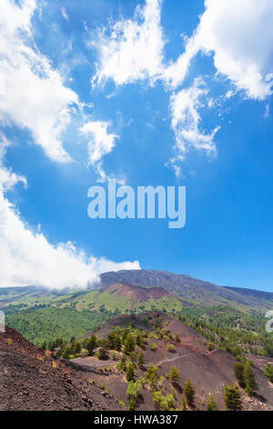 Reisen Sie nach Italien - blauer Himmel mit weißen Wolken über alten Krater des Vulkan Ätna in Sizilien Stockfoto