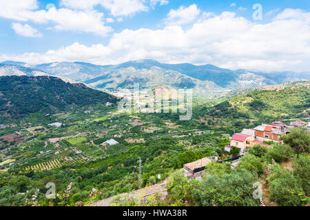 Reisen Sie nach Italien - oben Blick auf grüne Gärten und Francavilla di Sicilia Stadt im Hochtal von Castiglione di Sicilia Stadt in Sizilien Stockfoto