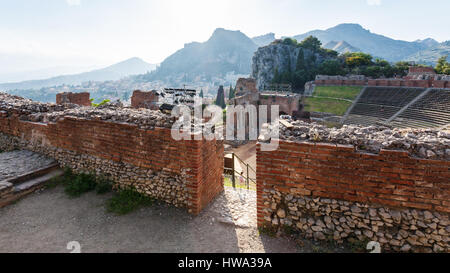 Reisen Sie nach Italien - Mauern des alten Teatro Greco in Taormina Stadt Siziliens (griechisches Theater) Stockfoto