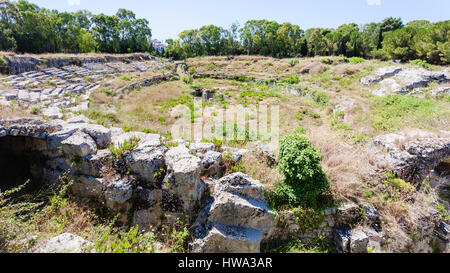 Reisen nach Italien - antike römische Amphitheater (Anfiteatro Romano di Siracusa) im archäologischen Park (Parco Archeologico della Neapolis) von Syrakus Ci Stockfoto