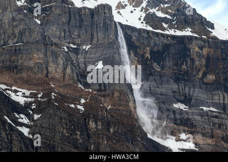 Frühling Schnee Schmelzende Lawinenpfad Hang Wasserfall. Rugged Rock Cliff Landscape, Temple Mountain Peak Banff National Park Alberta Canada Stockfoto