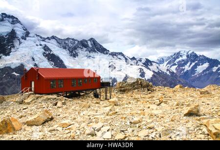 Mueller Alpine Hut Roof Mount Cook Gletscher Landschaft Malerische Aussicht Wandern Aoraki Nationalpark Wolkige Skyline Neuseeland Südinsel Bergalpen Stockfoto