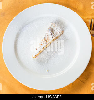 Reisen nach Italien, italienische Küche - Draufsicht des lokalen sizilianischen süß Zitronenkuchen auf weißen Teller in Sizilien Stockfoto