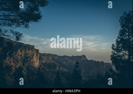 Herrliche Aussicht auf die Berggipfel mit schönen Wolken auf den Sonnenuntergang. Ort: Gran Canaria, Kanarische Inseln, Spanien. Stockfoto