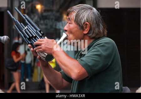 Man spielt ein Sheng, eine alte chinesische Wind Musikinstrument Stockfoto