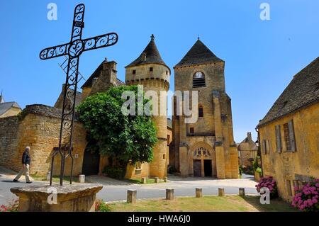Frankreich, Dordogne, Perigord Noir, Saint Genies, Schloss aus dem 15. Jahrhundert und die Kirche Notre-Dame de Assomption Stockfoto