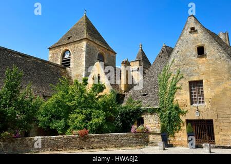 Frankreich, Dordogne, Perigord Noir, Saint Genies, Schloss aus dem 15. Jahrhundert und die Kirche Notre-Dame de Assomption Stockfoto
