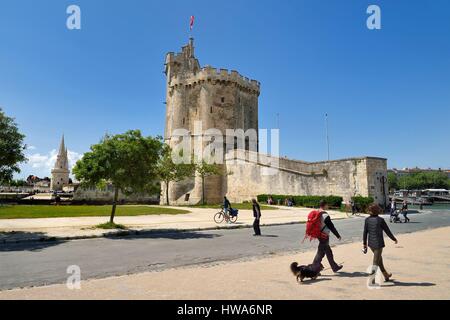 Frankreich, Charente-Maritime, La Rochelle, Tour Saint-Nicolas schützen den Eingang zum alten Hafen und der Tour De La Lanterne im Hintergrund Stockfoto