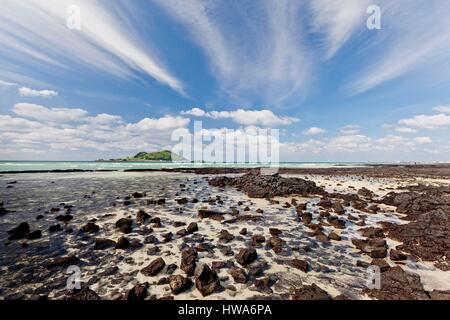 Südkorea, Provinz Jeju, Hyeopjae, tropische Strände und Biyang Insel im Hintergrund Stockfoto