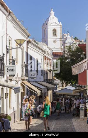 Portugal, Algarve Provinz, Lagos, Fußgängerzone mit Blick von der Kirche von Santo Antonio Silva Lopes Stockfoto