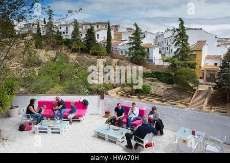 Spanien, Andalusien, Provinz Malaga, Ronda, Terrasse eines Cafés und Überblick über den neuen Teil der Stadt Stockfoto