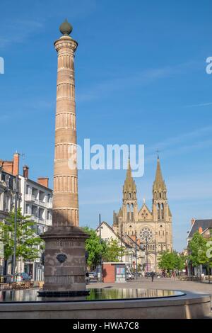 Frankreich, Allier, Moulins, place d ' Allier, der große Spalte Brunnen (frühes 19. Jahrhundert) am Eingang des Quadrats und des Sacred Heart Kirche im b Stockfoto