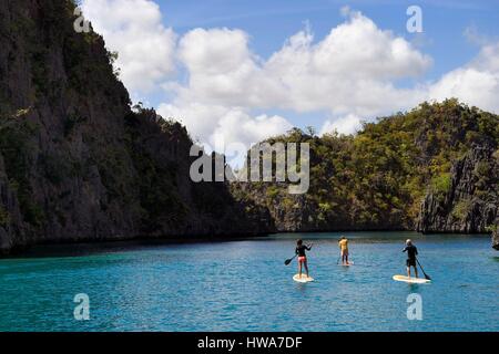 Philippinen, Calamian Inseln im nördlichen Palawan, Coron Island biotische Naturraum, Paddeln in der Lagune auf dem Weg zum Kayangan See Stockfoto