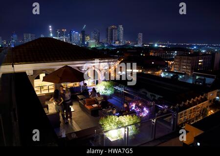 Philippinen, Luzon Insel, Manila, Intramuros historisches Viertel, Dachterrasse Bayleaf Intramuros Hotels und die Ermita Bezirk Gebäude im Hinterg Stockfoto