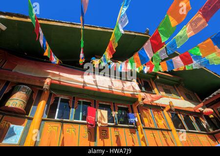 China, Provinz Sichuan, Jiuzhaigou Nationalpark als Weltkulturerbe von der UNESCO zum Shuzheng tibetischen Dorf, Gebetsfahnen