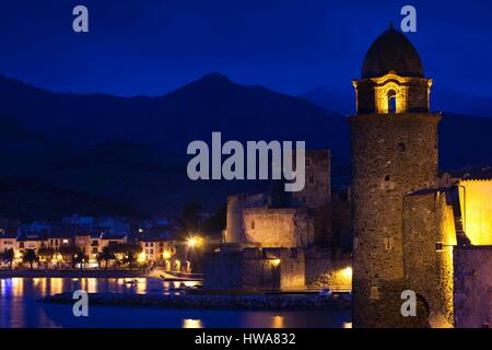 Frankreich, Pyrennes Orientales, Vermillion Küstenlandschaften, Collioure, Chateau Royal und Eglise Notre Dame des Anges, Abend Stockfoto