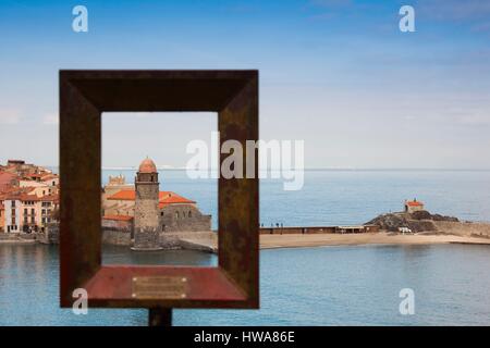 Pyrennes Orientales, Vermillion Küstenlandschaften, Collioure, Frankreich, Fauvismus Trail, Eglise Notre Dame des Anges Rahmen des Künstlers zu sehen Stockfoto