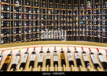 Frankreich, Gironde (33), Bordeaux, La cite du Vin (Eröffnung Juni 2016), der Shop mit Weinen aus der ganzen Welt Stockfoto