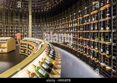 Frankreich, Gironde (33), Bordeaux, La cite du Vin (Eröffnung Juni 2016), der Shop mit Weinen aus der ganzen Welt Stockfoto