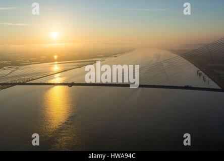 Frankreich, Calvados, Seine-Maritime, der Pont de Normandie überspannt die Seine um verbinden die Städte Honfleur und Le Havre, Sonnenaufgang (Luftbild) Stockfoto
