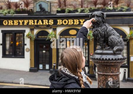 Großbritannien, Schottland, Edinburgh, Weltkulturerbe, touristische berühren Bobbys Nase vor der Greyfriars Bobby Bar Stockfoto