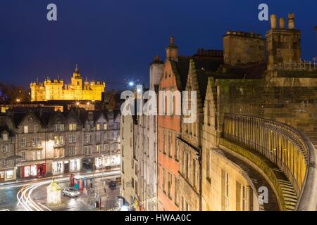 Großbritannien, Schottland, Edinburgh, Weltkulturerbe, Heriot Schule in der Dämmerung von Victoria Street Stockfoto