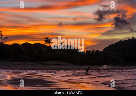 Frankreich, Guyana, Cayenne, Rémire-Montjoly Strand, Fischer mit Sperber Netto bei Sonnenuntergang Stockfoto