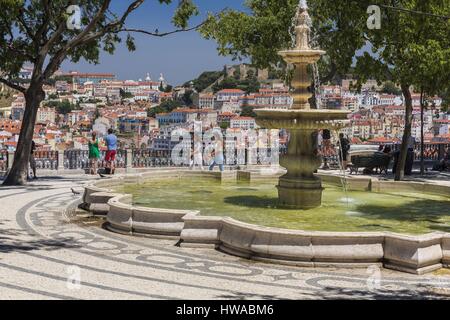 Portugal, Lissabon, Viertel Bairro Alto, dem Miradouro de São Pedro de Alcantara, Blick auf die Stadt und das Castelo Sao Jorge oder das Schloss Saint-George Stockfoto