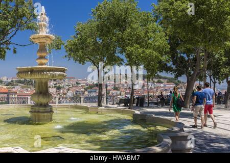 Portugal, Lissabon, Viertel Bairro Alto, dem Miradouro de São Pedro de Alcantara, Blick auf die Stadt und das Castelo Sao Jorge oder das Schloss Saint-George Stockfoto