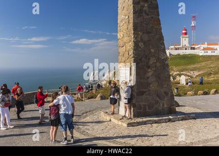 Portugal, Lisboa e Setubal Provinz, Region Lissabon, Sintra, Naturpark Sintra-Cascais, Cabo da Roca, der westlichste Punkt Europas, Denkmal mit einem qu Stockfoto